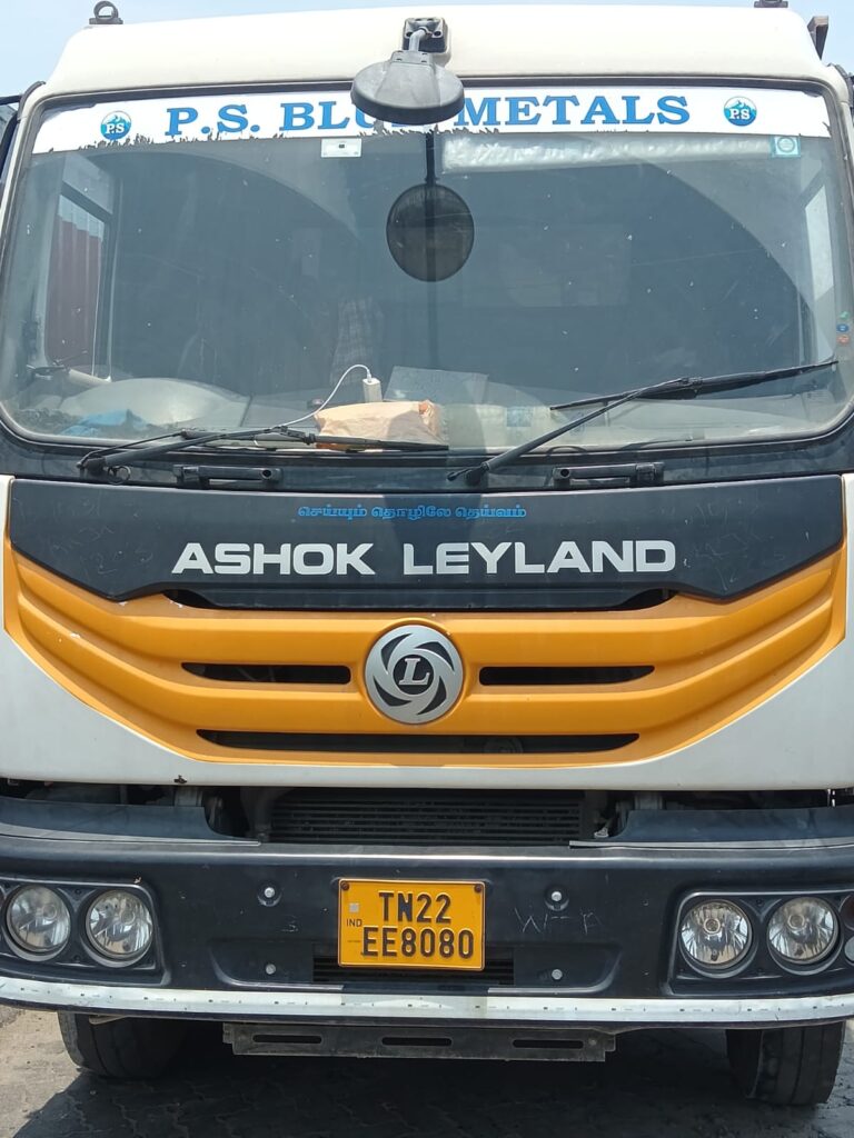 PS Blue Metals 的 Ashok Leyland 砂石車,車牌 TN22 EE 8080