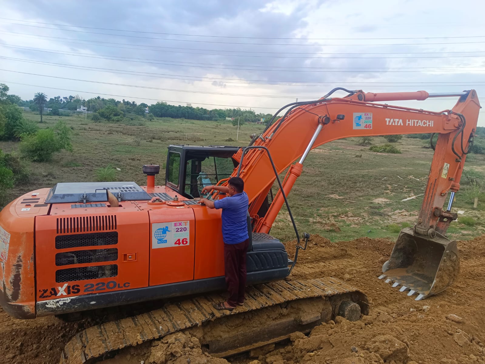 D51 on an excavator — Ramalingam Construction’s Tata Hitachi ZAXIS 220LC