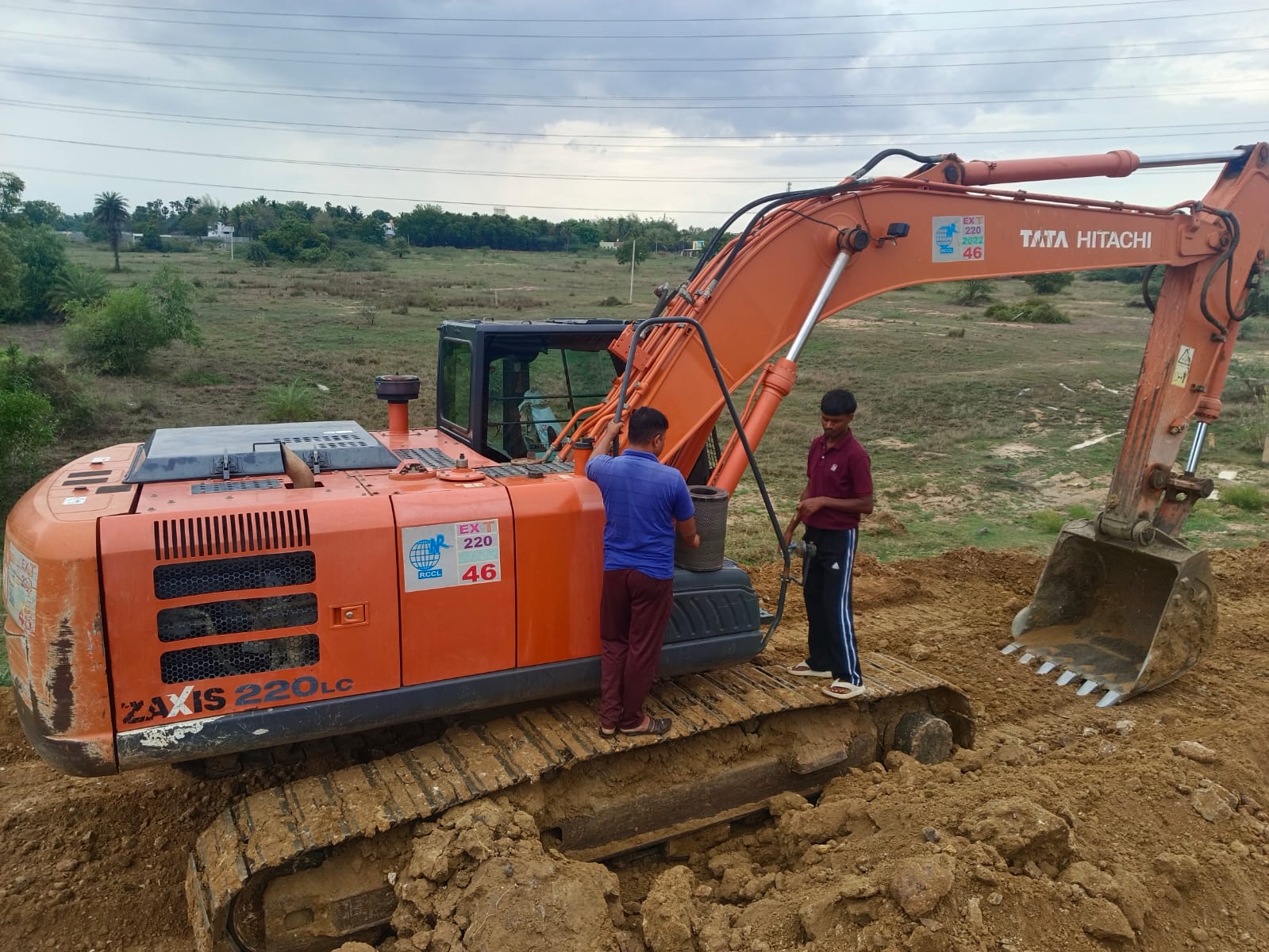 Fitting the D51 at the excavator’s fuel tank