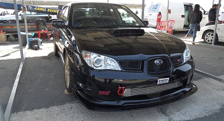 賽普勒斯賽車場維修區裡的 Subaru Impreza STI 計時賽車,2014