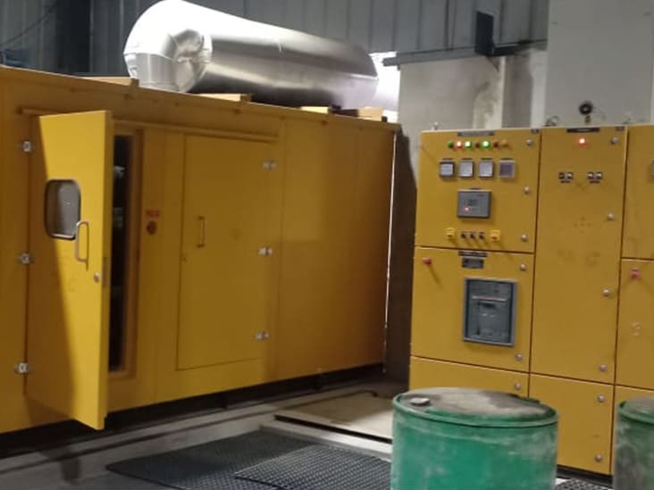 已安裝 Greentech 的 CAT 發電機組與配電盤