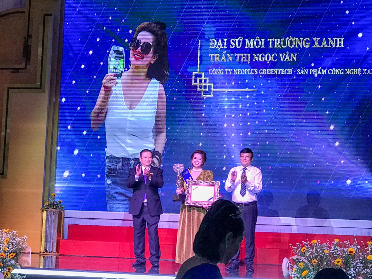 Ms. Trần Ngọc Vân on stage as Green Environment Ambassador at the Hương Sắc Việt programme, Ho Chi Minh City, October 2020